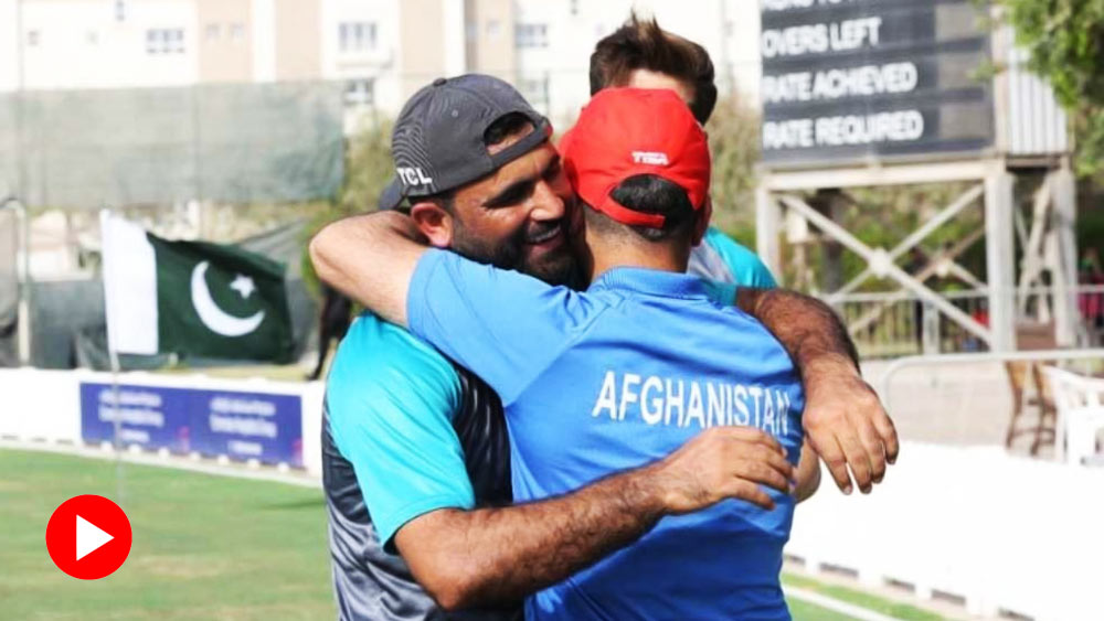 পাকিস্তানের ক্রিকেটারকে জড়িয়ে ধরেছেন আফগানিস্তানের মহম্মদ নবি।
