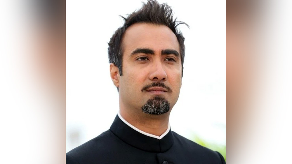 শুধু তা-ই নয়, রণবীরের দাবি, তিনি কোনও ছবিতে অভিনয় করার সুযোগ পেলে সেই ছবির পরিচালক অথবা প্রযোজকের কাছে গিয়ে তাঁর বিরুদ্ধে পূজা এবং মহেশ মিথ্যা কথা বলতেন।