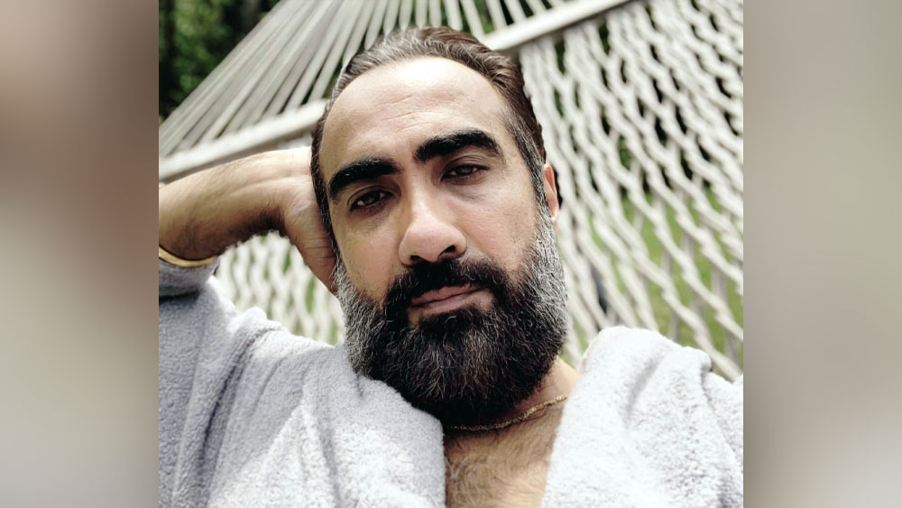 ভট্ট পরিবার কোনও ভাবেই যুক্ত নন এমন ছবির কাজেও নাকি বাধা আসত রণবীরের। আর বড়পর্দায় কাজ করার সুযোগ পাবেন না ভেবে ছোটপর্দায় বিভিন্ন রিয়্যালিটি শোয়ে সঞ্চালক হিসাবে কাজ করতে শুরু করেন তিনি।