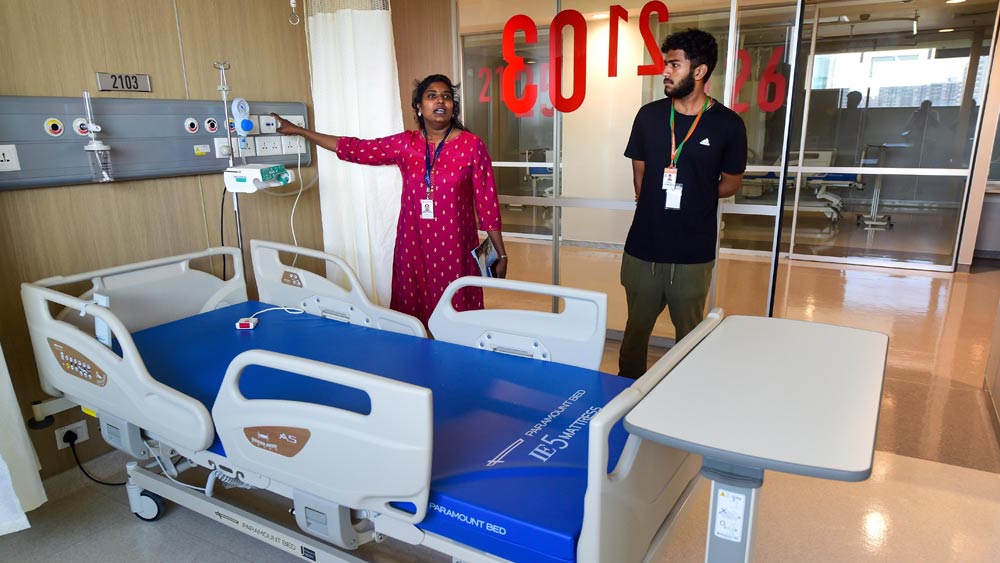 প্রাইভেট ওয়ার্ডগুলিতে মোট ১০০০টি শয্যা রাখার সিদ্ধান্ত নেওয়া হয়েছে। হাসপাতাল জুড়ে থাকবে মোট ৮১টি দফতর। ৬৪টি মডিউলার অপারেশন থিয়েটারও থাকবে অমৃত সুপার স্পেশ্যালিটি হাসপাতালে।