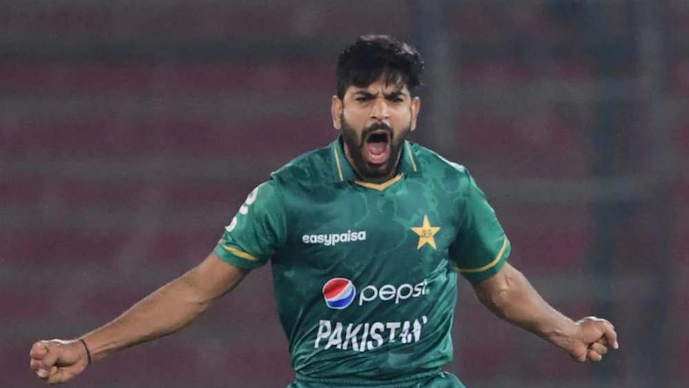 হ্যারিস রউফ: পাকিস্তানের বোলিং বিভাগের সব থেকে অভিজ্ঞ পেসার। গত টি-টোয়েন্টি বিশ্বকাপে ভারতের বিরুদ্ধে খেলেছেন। এ বার শাহিনরা না থাকায় তাঁকেই বোলিং বিভাগকে নেতৃত্ব দিতে হবে।