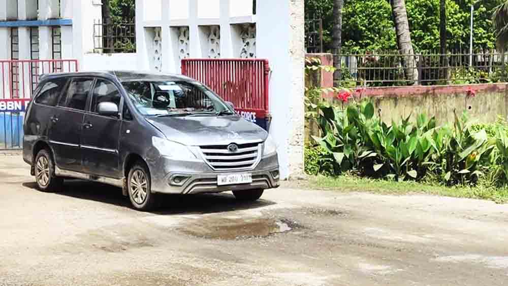 বিএসএফ ক্যাম্প থেকে বেরিয়ে এল ছাই রঙের গাড়ি। নিজস্ব চিত্র