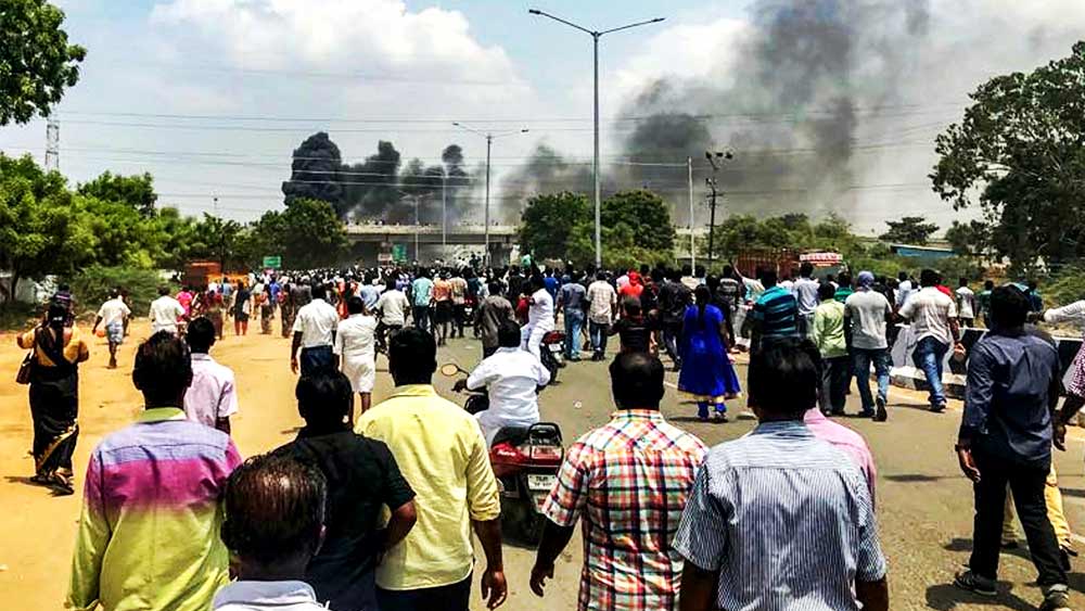 পুলিশের গুলিতে ১৪ জনের মৃত্যুর অভিযোগ ঘিরে শোরগোল পড়ে গিয়েছিল তামিল রাজনীতিতে। যার আঁচ এসে পড়েছিল দিল্লি রাজনীতিতেও। 