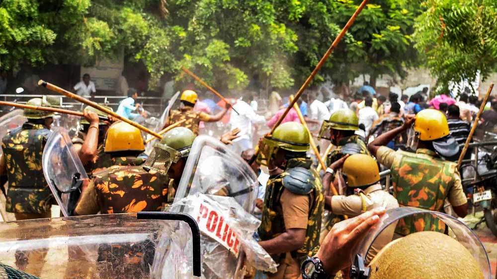 তামার কারখানার জন্য বিষাক্ত হচ্ছে পরিবেশ। এর জেরে দুরারোগ্য রোগের প্রকোপ বাড়ছে। এই অভিযোগে কারখানা বন্ধের দাবি জানিয়েছিলেন আশপাশের গ্রামবাসীরা। 
