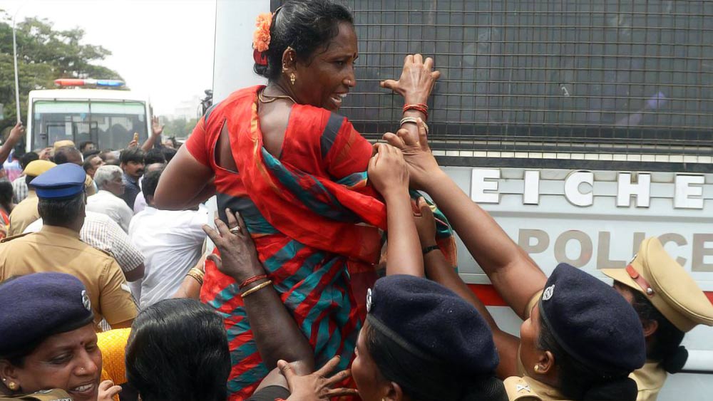  দেখতে দেখতে পাঁচ বছর পার হয়ে গিয়েছে। এখনও গুলি চালানোর ঘটনার ক্ষত নিয়ে দিন গুজরান করছেন সে দিনের ঘটনায় নিহতদের পরিজনরা। কবে বিচার হবে, এই আশায় বুক বেঁধে রয়েছেন আহতরাও। 