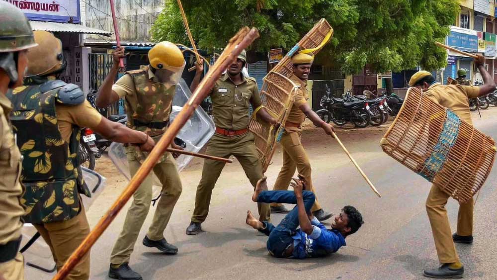 আদরের সন্তানকে হারানোর যন্ত্রণায় বনিতা বলেছেন, ‘‘এমনটা যেন আর কোনও পরিবারের সঙ্গে না ঘটে। স্নোলিনের মুখ-গলা ফুঁড়ে বুলেট ঢুকে গিয়েছিল। মৃত্যুর আগে কতটা ভয়াবহতা অনুভব করেছিল ওই ছোট মেয়েটা, ভাবুন তো।’’