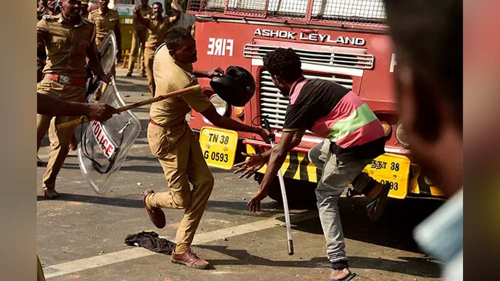 সে দিন পুলিশের গুলিতে ছেলে রঞ্জিতকে হারিয়েছিলেন মুথুলক্ষ্মী। চলতি বছরের অগস্টে ২৬ বছর বয়স হত রঞ্জিতের। বক্সিং তাঁর নেশা ছিল। তাঁর কথায়, শুধু মাত্র পুলিশের শীর্ষ আধিকারিকরাই নন, এই ঘটনায় কনস্টেবল পর্যায়ের পুলিশকর্মীদের বিরুদ্ধেও ব্যবস্থা নিতে হবে। 
