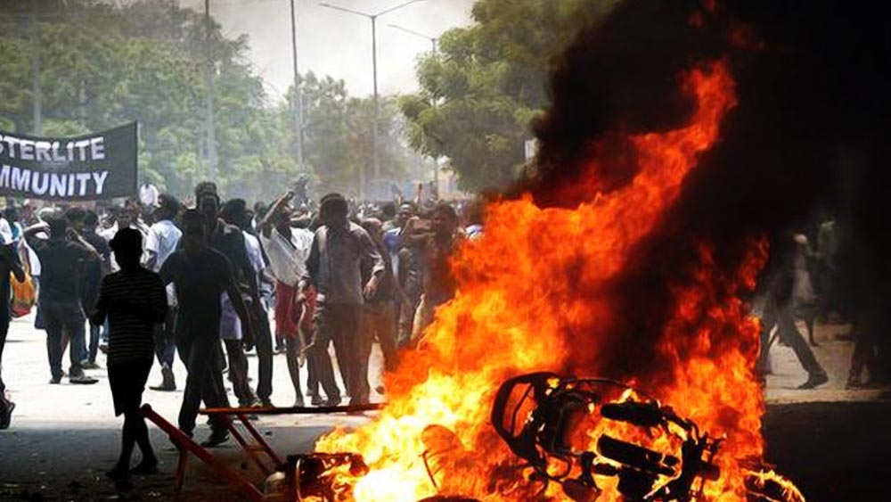 তিনি বলেছেন, ‘‘এমন অনেক কনস্টেবল রয়েছেন, যাঁরা আমাদের বাড়ির অদূরে বসবাস করেন। তাঁদেরই হাতে বহু মানুষ সে দিন জখম হয়েছিলেন। ওঁদেরকে এ ভাবে স্বাধীন ভাবে ঘোরাফেরা করতে দেখে আমাদের কেমন লাগে ভেবে দেখুন। ওঁরা জানেন আমরা কারা, আমাদের মানুষের চোখেই দেখেন না।’’