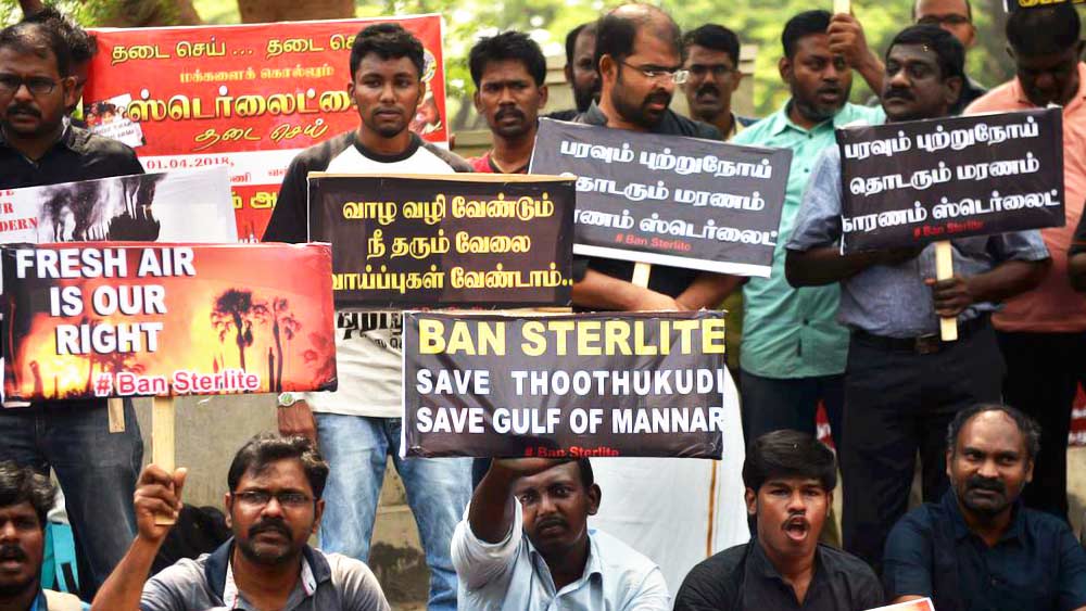 সে দিনের ঘটনার স্মৃতি আউড়ে তিনি বললেন, ‘‘আমার তখন ২২ বছর বয়স। কেরিয়ার শুরু করছিলাম সে সময়। চেন্নাইয়ে চাকরি করতাম। এআইএডিএমকে সরকার আমায় ‘ভিলেজ অ্যাডমিনিস্ট্রেটিভ অফিসার’ (গ্রাম প্রশাসনিক কর্তা)-র চাকরি দিয়েছিল। এটা ক্ষেত্রসমীক্ষা (‘ফিল্ড ওয়ার্ক’)-র কাজ ছিল। যখন আমি বললাম যে, আমার এক পা নেই, তাই এ কাজ করা মুশকিল। কেউ কর্ণপাত করেননি। পরে আমার হয়ে তৎকালীন মুখ্যমন্ত্রী ই পলানিস্বামীর কাছে দেখা করার চেষ্টা করেছিলেন প্রভু নামে এক সমাজকর্মী। যে মুখ্যমন্ত্রী এই ঘটনার জন্য দায়ী, তাঁর কাছেই বাধ্য হয়ে চাকরির জন্য যেতে হল।’’ 