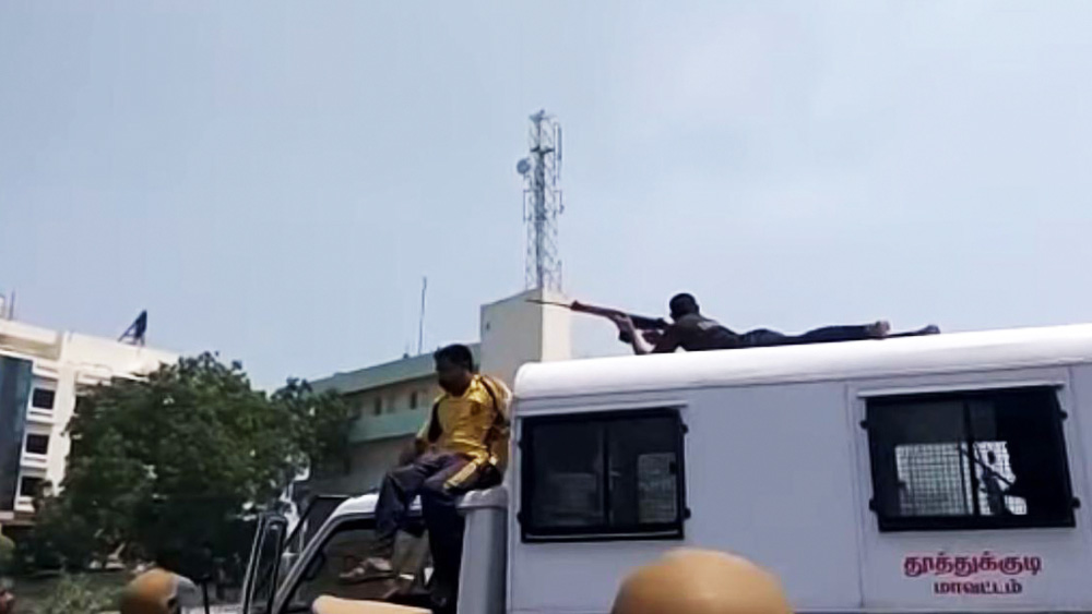  প্রিন্সটন জানান, ডিএমকে সরকারে আসার পর ডেস্কে কাজ পান তিনি। তাঁর কথায়, বর্তমানে স্ট্যালিনের সরকারের প্রতিশ্রুতি পূরণ করতে হবে। পুলিশকর্মীদের বরখাস্ত করতে হবে। যদি কোনও সাধারণ নাগরিক খুন করেন, তা হলে তাঁদের বিরুদ্ধে আইনি ব্যবস্থা নেওয়া হয় না? তা হলে পুলিশের ক্ষেত্রে কেন সেই ব্যবস্থা নেওয়া হবে না? এই প্রশ্ন তুলেছেন তিনি। প্রাক্তন মুখ্যমন্ত্রী ই পলানিস্বামীর বিরুদ্ধেও ব্যবস্থা নেওয়ার দাবি জানিয়েছেন ওই যুবক। 