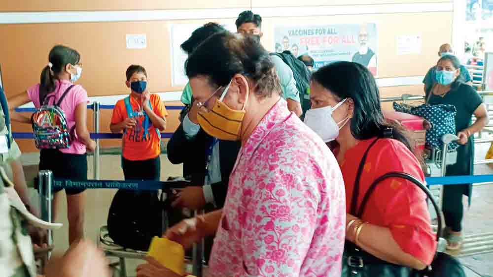 গন্তব্যে: কলকাতার উড়ান ধরতে বাগডোগরা বিমানবন্দরে সস্ত্রীক উপাচার্য। ছবি: স্বরূপ সরকার।