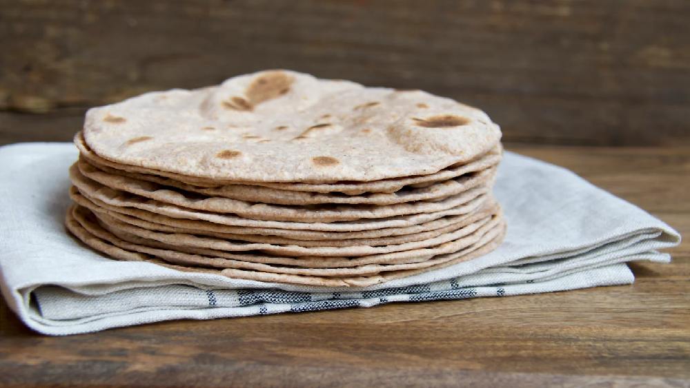 ছুটির দিনে আবার সকালের জলখাবারে অনেকেরই রুটি থাকে।