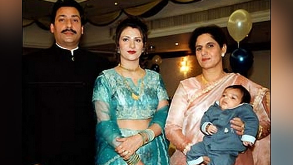 অমরজিৎ, তাঁর স্ত্রী ন্যান্সি চৌহান, তাঁদের দুই ছেলে রবিন্দর ও দেবিন্দর এবং ন্যান্সির মা চরণজিৎ কৌর পশ্চিম লন্ডনের বাড়িতে থাকতেন। রবিন্দর আট সপ্তাহ এবং দেবিন্দর ১৮ মাসের শিশু ছিল। এই পরিবারের সবাকেই নির্মম ভাবে খুন করা হয়।  