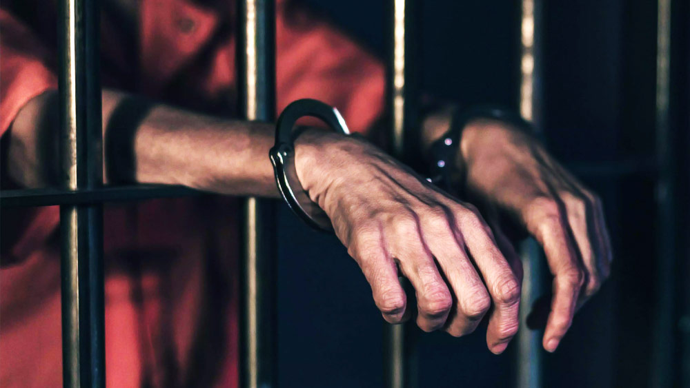 আসলে কেনেথ ছিল এক জন কুখ্যাত অপরাধী। প্রায় ১০ বছর ধরে ‘ক্যাপ্টেন ক্যাশ’ নামে সে মাদক চোরাচালান, অর্থ পাচার এবং নকল পাসপোর্ট তৈরির সঙ্গে যুক্ত ছিল। অপরাধের জন্য জেলও খাটতে হয়েছিল রেগানকে।