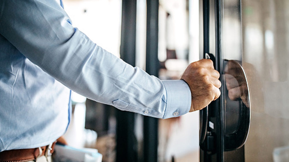 প্রথমে অন্য নামে এই সংস্থা কেনার চেষ্টা করলেও অমরজিৎ তাঁর সংস্থা বিক্রি করতে রাজি হননি। তাই সংস্থার হাল-হকিকত জানতে কর্মী হিসাবে নিজেই সংস্থায় ঢুকে পড়ে।