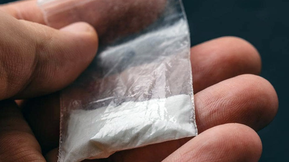 এর পর সময় সুযোগ বুঝে অমরজিৎকে ইংল্যান্ডের বিখ্যাত প্রত্নাবশেষ স্টোনহেঞ্জের কাছে ডেকে পাঠায় কেনেথ। সেখানে তাঁকে মাদক খাইয়ে একটি কাগজে স্বাক্ষর করার জন্য নির্যাতন করা হয়। কাগজে লেখা ছিল, অমরজিৎ দেশ ছেড়ে পালিয়ে যাচ্ছেন এবং সংস্থা কেনেথের হাতে তুলে দিচ্ছেন। 