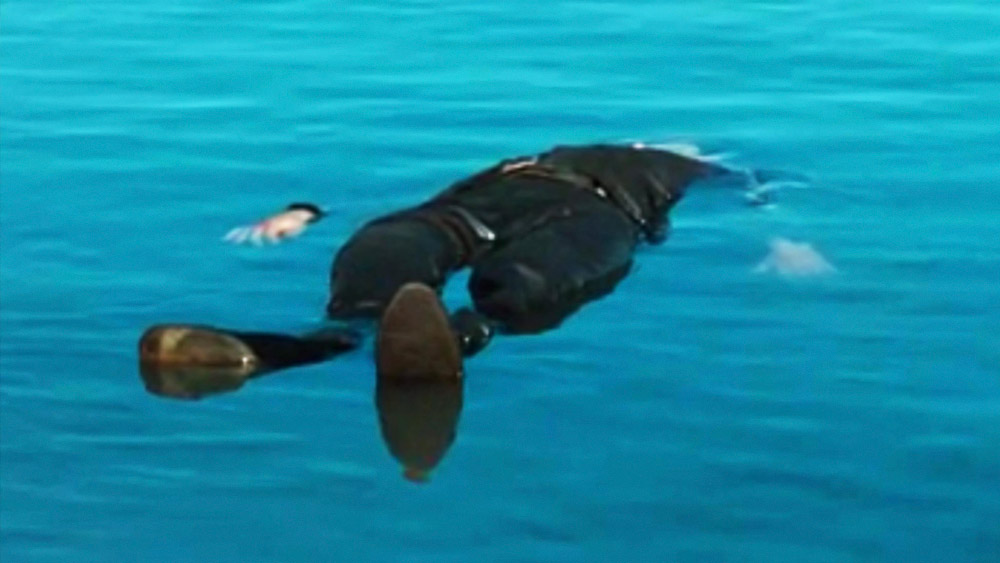 স্বাক্ষর করিয়ে অমরজিতকে শ্বাসরোধ করে খুন করে কেনেথ এবং তার সাঙ্গপাঙ্গরা। এই বার এই কাগজটি অমরজিতের মোজায় গুঁজে দিয়ে তাঁর মৃতদেহ সমুদ্রে এমন ভাবে ভাসিয়ে দেওয়া হয়, যাতে সেই দেহ কয়েক মাসেই ভেসে ওঠে এবং এই কাগজ পুলিশের হাতে পড়ার পর তার উপর যাতে সন্দেহ না হয় এবং সহজেই সে সংস্থার মালিকানা পায়। 