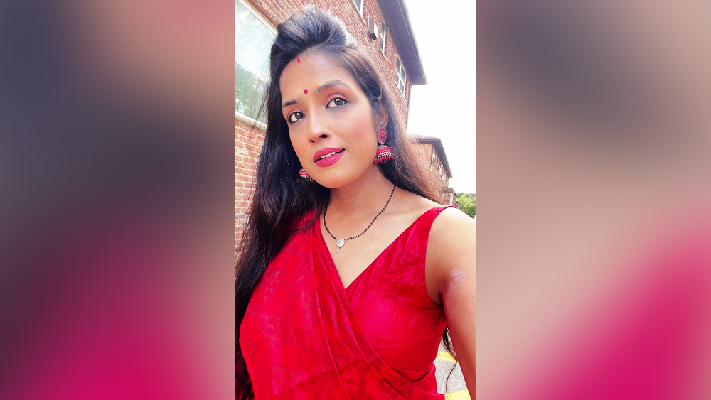 মাথায় সিঁদুর, গলায় মঙ্গলসূত্র এবং পরনে লাল শাড়ি— হঠাৎ নববধূর সাজেই অনুরাগীদের সামনে এলেন কণিষ্কা। ছবি পোস্ট করার সঙ্গে এ-ও জানালেন যে, তিনি নিজেই নিজেকে বিয়ে করেছেন।