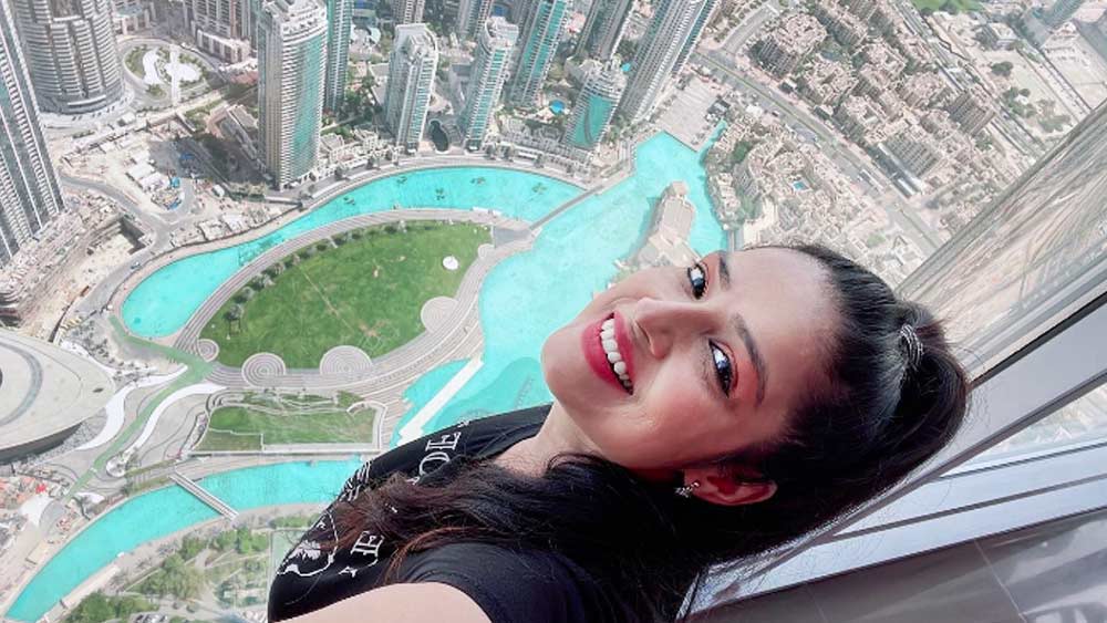 এমনকি, কণিষ্কার পাসপোর্টও নিয়ে নিয়েছিলেন তাঁর সঙ্গী। তার পর বুঝিয়ে-সুঝিয়ে নিজের পাসপোর্ট ফিরিয়ে নেন কণিষ্কা। তার পর সুযোগ বুঝে অভিনেত্রী ফ্ল্যাট ছেড়ে বেরিয়ে যান।