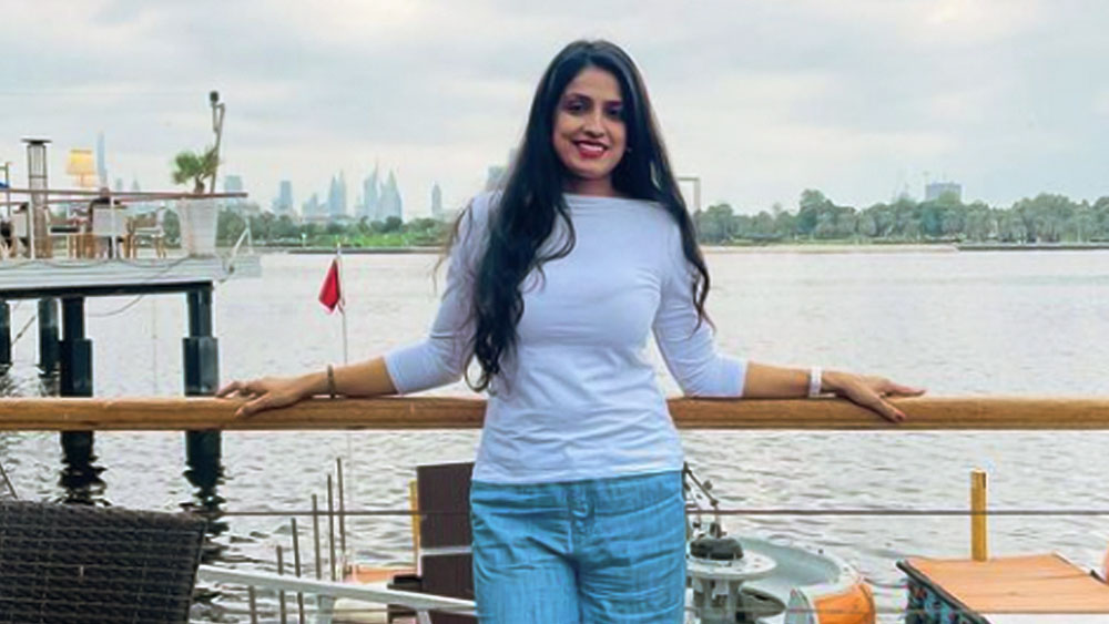 নাম উল্লেখ না করেই তিনি জানান, ইন্ডাস্ট্রির এক অভিনেতা নাকি তাঁর পা ধরে সম্পর্কে আসার জন্য অনুরোধ করেছিলেন। পরে সেই অভিনেতাই তাঁর সঙ্গে বিশ্বাসঘাতকতা করেন।