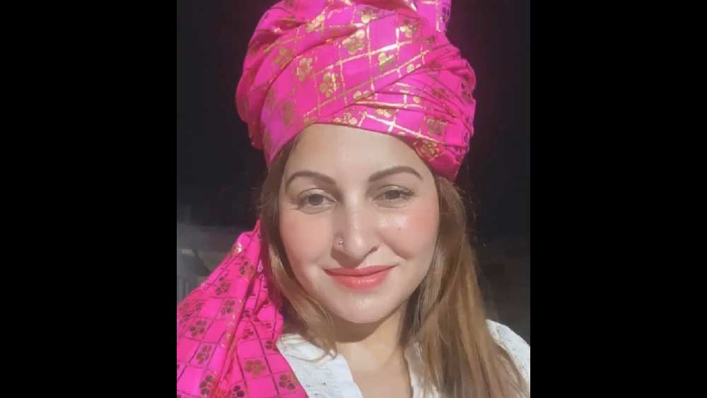 ময়নাতদন্তের সময় বিজেপি নেত্রীর শরীরে একাধিক আঘাতের চিহ্ন দেখতে পাওয়ার পরই বিষয়টি খতিয়ে দেখতে শুরু করে পুলিশ। যদিও তাঁর পরিবার আগেই দাবি করেছিল যে, সোনালিরই আপ্ত-সহায়ক এবং ওই আপ্ত-সহায়কের এক বন্ধু সেনালিকে ধর্ষণ করে খুন করেছেন।