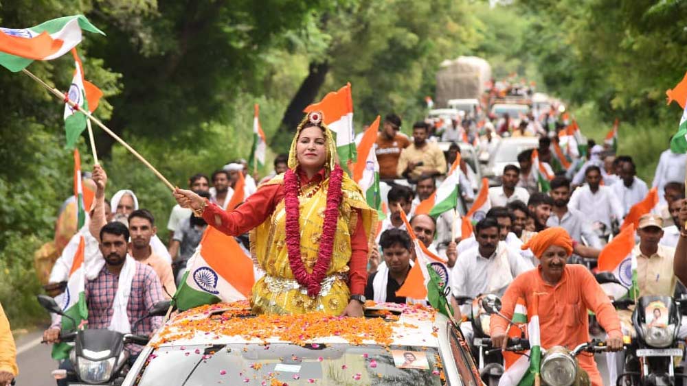 সহকর্মীদের সঙ্গে নিয়ে শ্যুটিঙের জন্য গোয়া সফরে গিয়েছিলেন বিজেপি নেত্রী তথা প্রাক্তন বিগ বস তারকা সোনালি। প্রথমে খবর আসে সোমবার মধ্যরাতে হঠাৎ হৃদ্‌যন্ত্র বিকল হয়ে পড়ায় মৃত্যু হয়েছে নেত্রীর। পরে শোনা যায়, খাবারে বিষক্রিয়ার ফলে তাঁর মৃত্যু হয়েছে। উত্তর গোয়ার অঞ্জুনা এলাকায় একটি হাসপাতালে তাঁকে মৃত অবস্থায় নিয়ে যাওয়া হয়। তবে পুলিশের তরফ থেকে সরকারি ভাবে কোনও বিবৃতি দিয়ে নেত্রীর মৃত্যুর কারণ জানানো হয়নি।