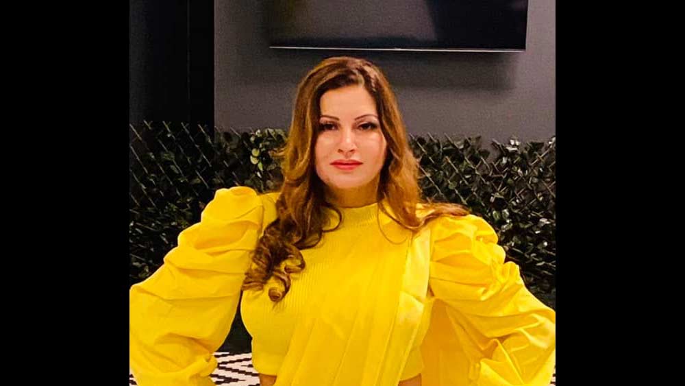 রিঙ্কুর দাবি, সোনালি জানিয়েছিলেন শ্যুটিংয়ের জন্য বাইরে যাচ্ছেন। শ্যুটিং হওয়ার কথা ২৪ অগস্ট। ফিরে আসবেন ২৭ অগস্ট। কিন্তু ২২ অগস্ট হঠাৎই ফোন করে বাড়িতে জানান, খাবার খেয়ে অস্বস্তি বোধ করছেন। একই সঙ্গে শ্যুটিং ২৪ অগস্ট হলেও কেন হোটেলের রুম ২১ এবং ২২ অগস্ট বুক করা হয়েছিল, তা নিয়েও প্রশ্ন তোলেন রিঙ্কু। এর পরই আরও নড়েচড়ে বসে পুলিশ। খুনের মামলা রুজু করে গোয়া পুলিশ।