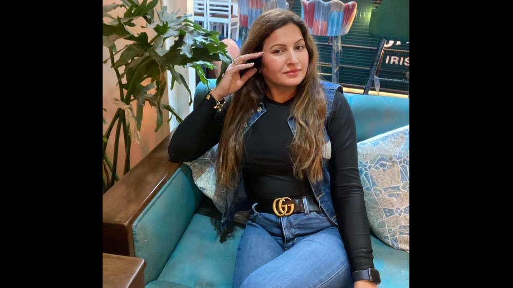 সোনালির বোন আরও দাবি করেন, রাতেও সোনালি ফোনে বলেছিলেন যে, ‘‘আমার বিরুদ্ধে ষড়যন্ত্র চালানো হচ্ছে।’’ বোনের অনুমান, সোনালি নিজেই সন্দেহ করেন, তাঁর খাবারে কিছু মেশানো হয়েছে।