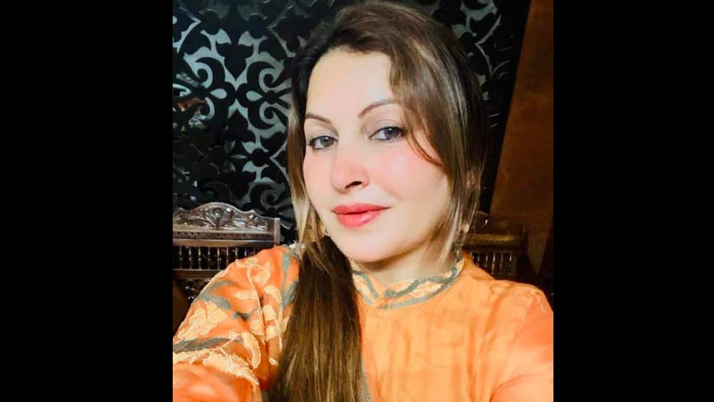 ইতিমধ্যেই সোনালির মৃতদেহ দিল্লিতে এসে পৌঁছেছে শুক্রবার। সেখান থেকে নিয়ে যাওয়া হচ্ছে হিসারের পথে।