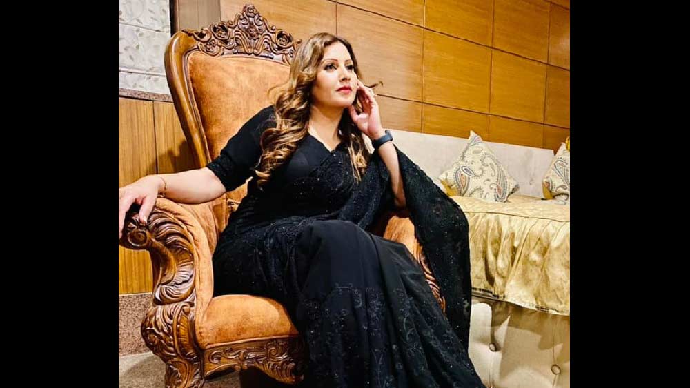 যদিও রাজনীতিকের চেয়ে অভিনেত্রী হিসাবেই তিনি বেশি পরিচিত। ২০১৬ সালে টেলিভিশন সিরিয়াল ‘এক মা জো লাখোঁ কে লিয়ে বনি আম্মা’-র মাধ্যমে তাঁর অভিনয়ে আত্মপ্রকাশ।