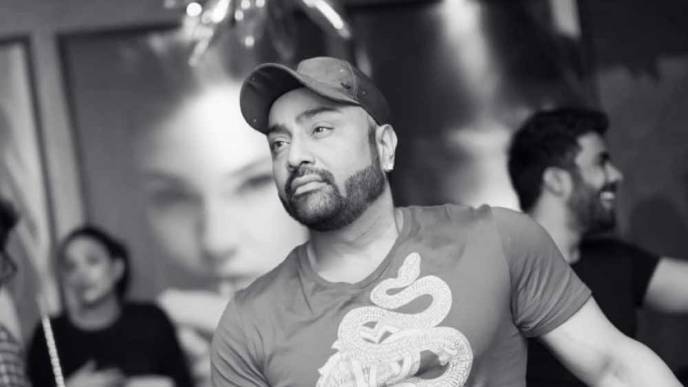 দিল্লিতে বেশ কয়েকটি নাইট ক্লাব রয়েছে কবীরের। প্লেবয় নামে একটি ক্লাবের মালিক তিনি। এই সংস্থার অধীনে বহু নাইট ক্লাব, রিসর্ট রয়েছে। 