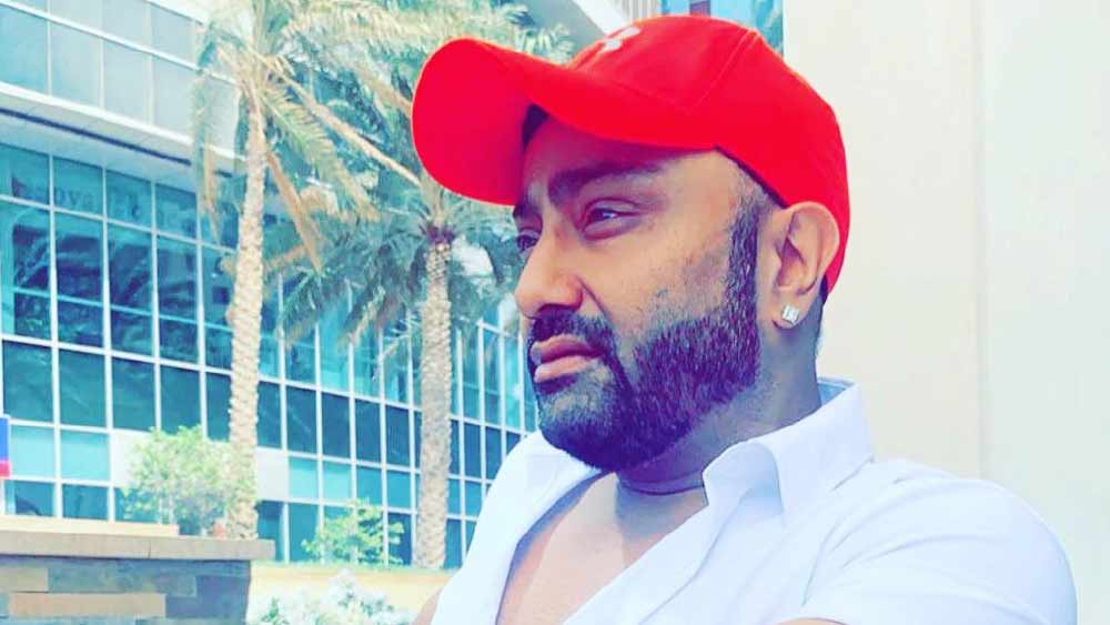 ইনস্টাগ্রাম প্রোফাইলে কবীর দাবি করেছেন, ফোর্বস-এর ধনীর তালিকায় তাঁর নাম রয়েছে। কিন্তু তাঁর এই দাবি কতটা সত্যি, তা নিয়ে সন্দেহ রয়েছে। 