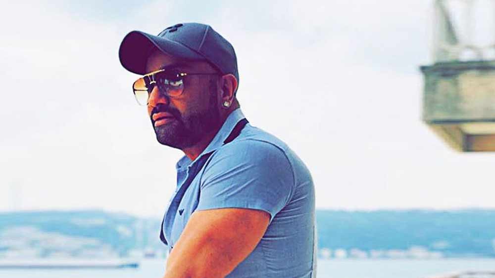 এক সাক্ষাৎকারে কবীর দাবি করেছিলেন যে, ১৬ বছর বয়স থেকেই ব্যবসার সঙ্গে জড়িত। 