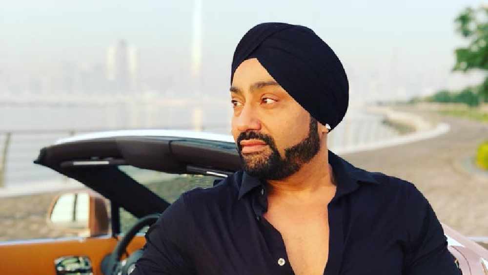 দিল্লি বিশ্ববিদ্যালয় থেকে স্নাতক হন কবীর। প্রথমে চামড়াজাত দ্রব্যের ব্যবসা শুরু করেন কবীর। তার পর ২০১২ সালে নির্মাণ এবং আবাসনের ব্যবসায় নামেন। এ ছাড়াও গয়না, জুতো এবং আসবাবেরও বিশাল ব্যবসা রয়েছে তাঁর।