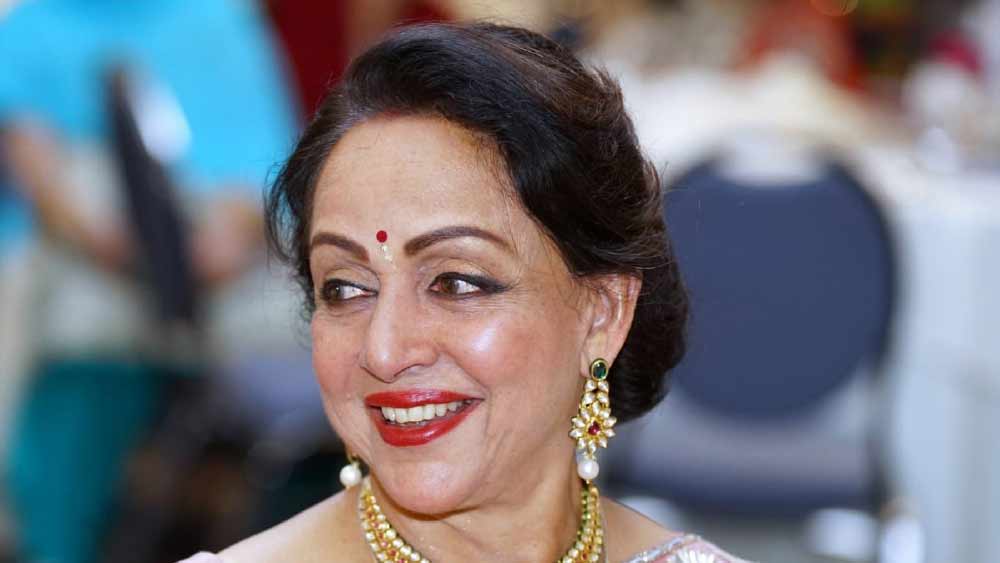 ৭০ পেরিয়েও হেমা মালিনীর ত্বকের ঔজ্জ্বল্য সত্যিই অবিশ্বাস্য।