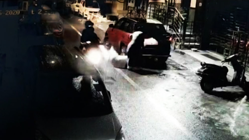 জিটিবি এনক্লেভ এলাকার সিসিটিভি ফুটেজে ধরা পড়েছিল, একতা গাড়ি থেকে নামতেই দু’জন স্কুটার-আরোহী তাঁর কাছে এসে পর পর গুলি চালাচ্ছেন। অনিতার চেষ্টা সত্ত্বেও একতার গায়ে গুলি লাগে। বছর দু-এক আগেকার ওই খুনের ঘটনা সংবাদপত্রের শিরোনামে জায়গা করে নিয়েছিল।