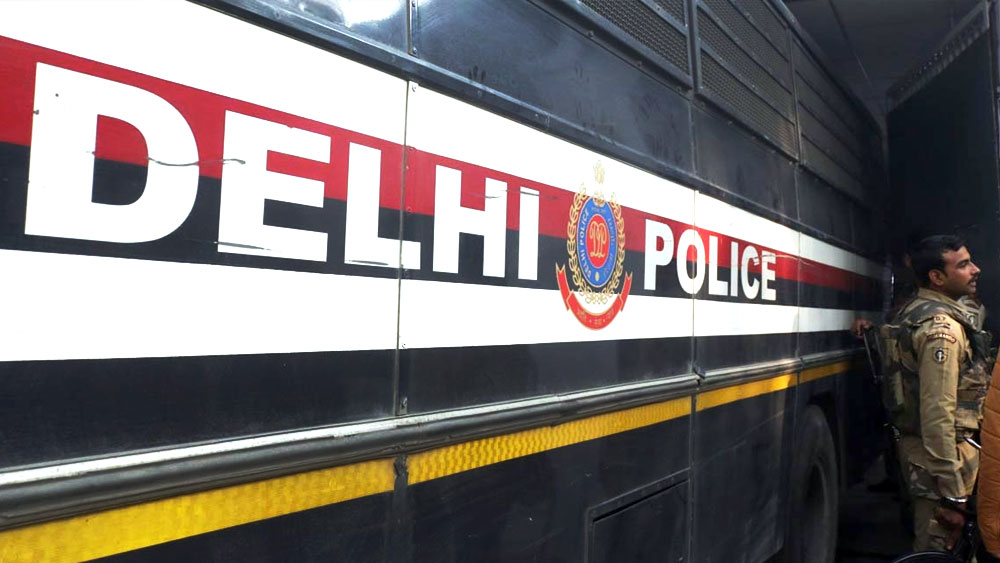 পুলিশের খাতায় আগে থেকেই নাম ছিল দিল্লির পশ্চিম পুরীর বাসিন্দা গগনের। ৩৩ বছরের ওই অপরাধীর বিরুদ্ধে দিল্লি এবং উত্তরপ্রদেশ মিলিয়ে মোট ১৪টি মামলা ঝুলছিল। তার মধ্যে রয়েছে খুন, খুনের চেষ্টা, ডাকাতির মতো অপরাধ। গগনকে ধরার জন্য এক লক্ষ টাকা পুরস্কার ঘোষণা করেছিল দিল্লি পুলিশ।