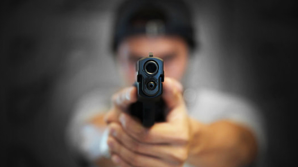 তদন্তকারীদের দাবি, সেপ্টেম্বরের সেই রাতে একতার উপর হামলাকারীদের মধ্যে ছিলেন ১৯ বছরের বরুণ। তাঁর সঙ্গী ছিলেন আমির নামে আরও এক দুষ্কৃতী। অভিযোগ, স্কুটারে চড়ে ওই দু’জনই একতাকে লক্ষ্য করে গুলি চালিয়েছিলেন।