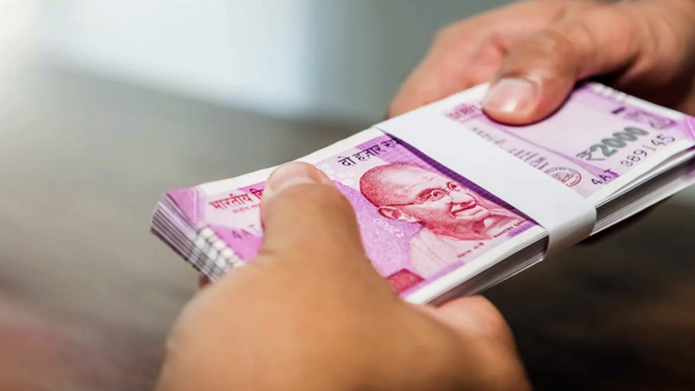 পুলিশের দাবি, কোটিপতি একতা এবং তাঁর সৎমা অনিতাকে খুনের সুপারি দিয়েছিলেন মঞ্জুর নামে এক রূপান্তরকামী। সে কাজে গগনকে ৫৫ লক্ষ টাকা দেওয়ার প্রতিশ্রুতিও দেন তিনি। অগ্রিম হিসাবে গগনকে তিন কিস্তিতে ১৫ লক্ষ টাকা দিয়েছিলেন মঞ্জুর।