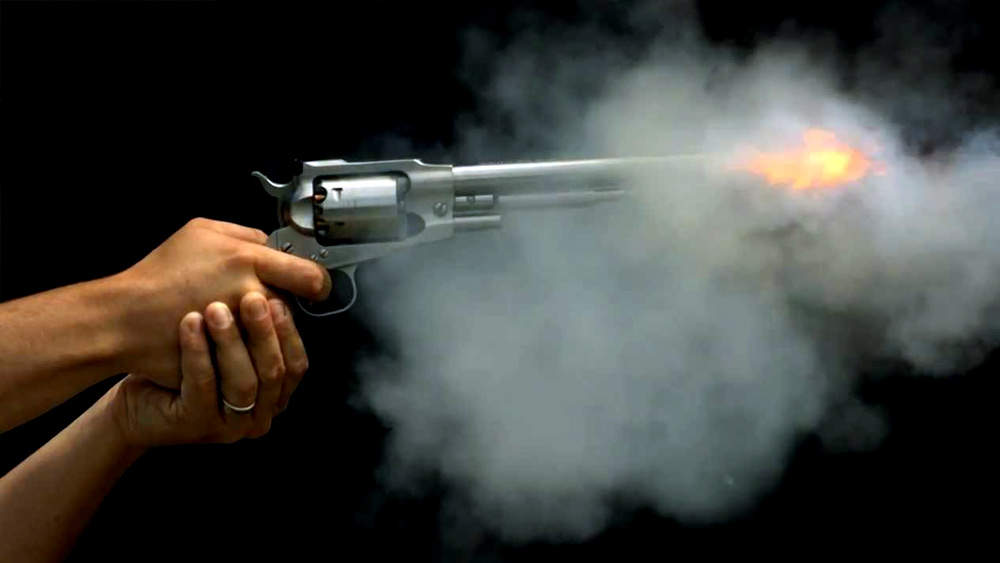 গগনদের গাড়িকে হাত দেখিয়ে থামার নির্দেশ দিলেও পুলিশের কথায় কর্ণপাত করেননি তাঁরা। উল্টে পুলিশকে লক্ষ্য করে গুলি চালাতে থাকেন বলে দাবি।