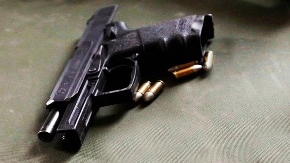 গুলির লড়াইয়ের পর গ্রেফতার করা হয় গগন এবং বরুণকে। তাঁদের কাছ থেকে দু’টি পিস্তল-সহ পাঁচটি কার্তুজ বাজেয়াপ্ত করা হয়েছিল বলে জানিয়েছিলেন ডিসিপি কুশওয়াহা।