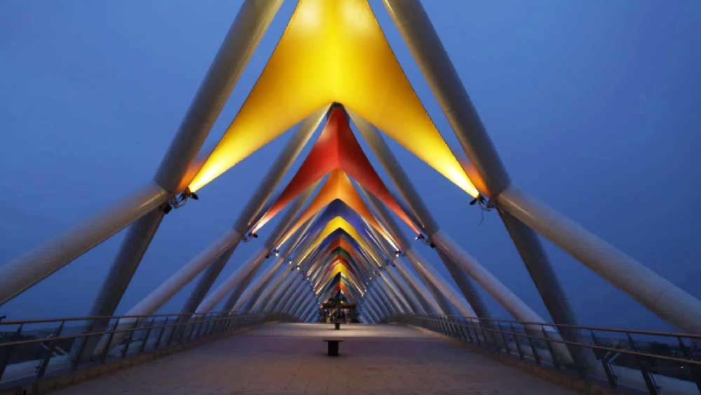 নিছক পারাপারের জন্য নয়, সাবরমতীর সৌন্দর্য উপভোগ করার সবরকম ব্যবস্থা রয়েছে এই সেতুতে। লক্ষ্য, পর্যটকদের আকর্ষিত করা। ৩০০ মিটার লম্বা এবং ১৪ মিটার চওড়া এই সেতুর অঙ্গসজ্জায় তাই বিশেষ নজর দেওয়া হয়েছে। সাবরমতী পার হতে হতে সৌন্দর্য দেখতে সেতুর মাঝখানে দাঁড়িয়েও থাকা যাবে।