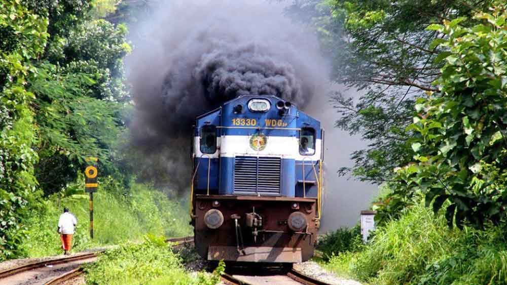 নাগাল্যান্ডের মতো পাহাড়ি এলাকায় যাতায়াত, যোগাযোগ ব্যবস্থা বরাবরই বড় সমস্যা। রেলের কাজের জন্য জমি পেতেও সমস্যা হয়। সব বাধা পেরিয়ে নতুন স্টেশনে প্রথম বার ট্রেনের চাকা গড়াল শোখুভিতে। খুশি স্থানীয় বাসিন্দারাও। 