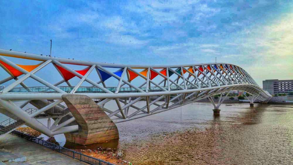 মোট দু’টি সরণি রয়েছে অটল সেতুতে। সেতুটি তৈরি হয়েছে আমদাবাদ মিউনিসিপ্যাল কর্পোরেশনের উদ্যোগে। ২,৬০০ মেট্রিক টনের স্টিলের পাইপ, ছাদ তৈরির বিশেষ ফ্যাব্রিক দিয়ে তৈরি হয়েছে অটল সেতু। আর সেতুর রেলিংয়ে ব্যবহার হয়েছে স্টেনলেস স্টিল এবং কাচ।