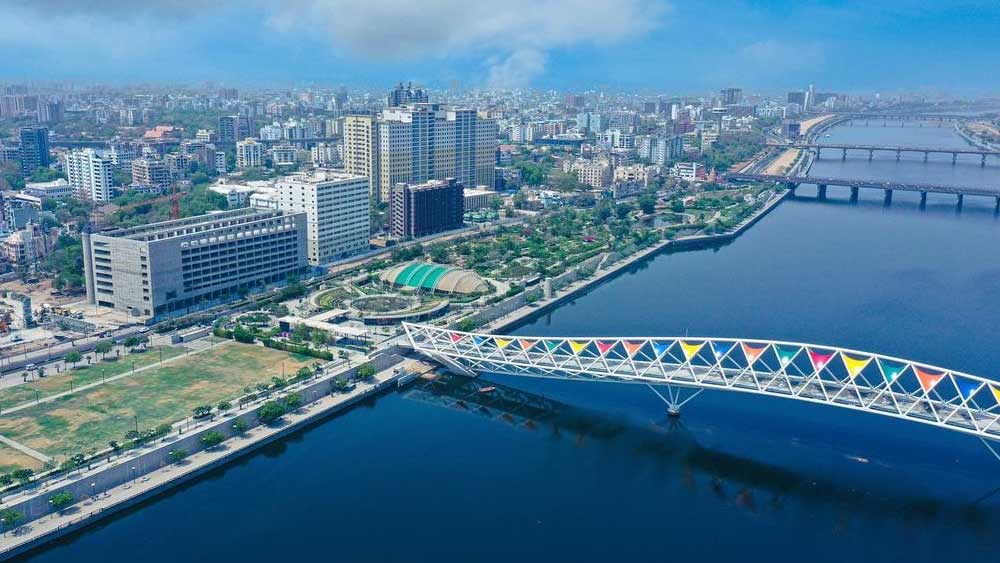 অটল সেতুর পূর্ব দিকে রয়েছে শিল্প ও সংস্কৃতি কেন্দ্র। পশ্চিম দিকে ফুলের বড় বাগান।