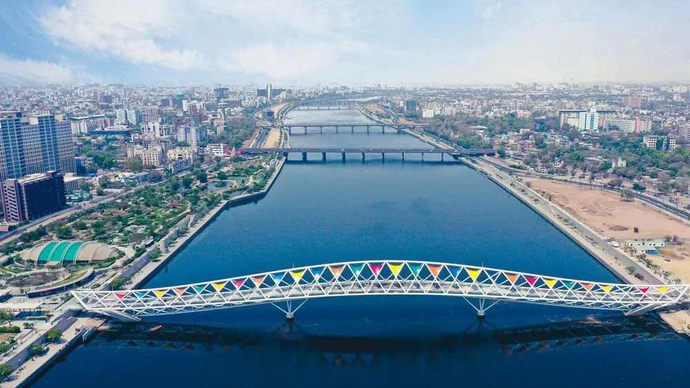 শনি এবং রবিবার নিজের রাজ্য গুজরাতেই থাকবেন প্রধানমন্ত্রী। শনিবার অটল সেতুর উদ্বোধন করবেন। এ ছাড়া, খাদি উৎসবে যোগ দেবেন মোদী।