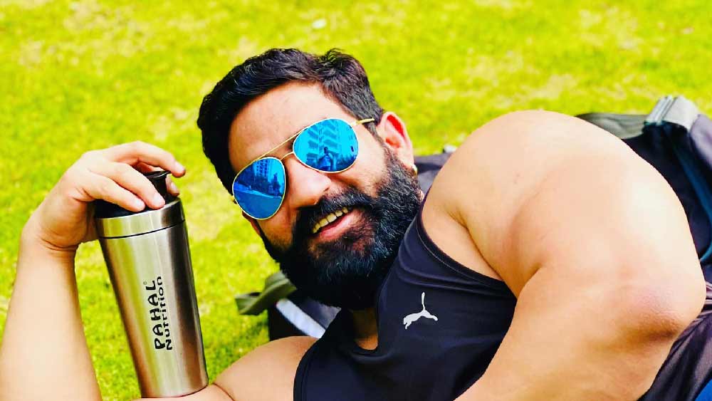 অভিযোগ, দেহরাদূনের মুসৌরি কিমাদি মার্গের ব্যস্ত রাস্তায় মদ্যপানের জন্য টেবিল পেতে যান চলাচল রুখে দেন ববি।