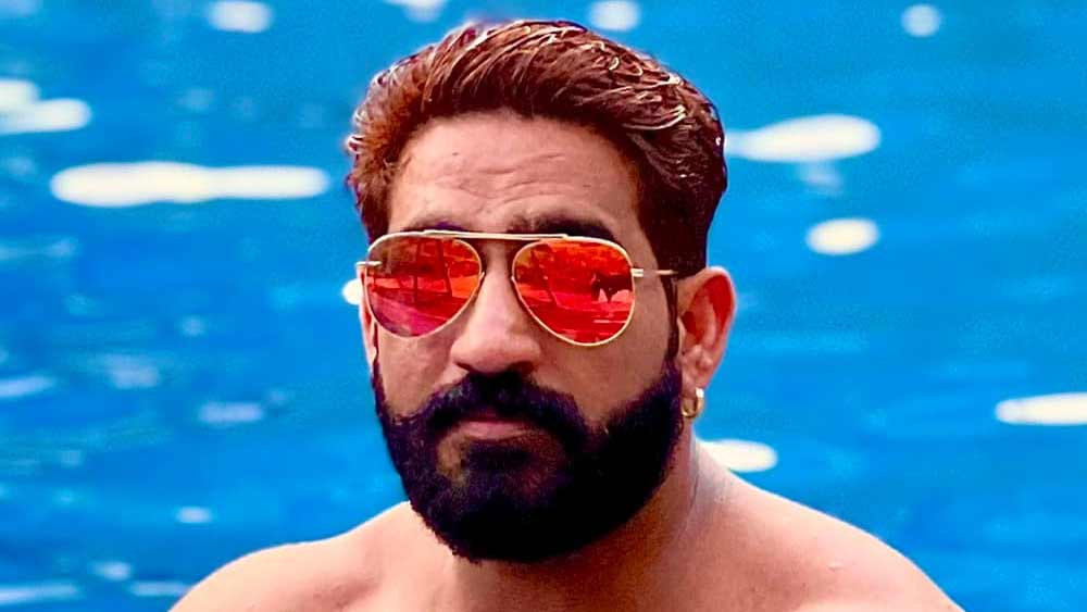 মদ্যপানের এই ভিডিয়ো শ্যুটের জন্য রাস্তায় ব্যাপক যানজটও তৈরি হয়। মত্ত হয়ে বেপরোয়া ভাবে মোটরসাইকেল চালানোর অভিযোগও উঠেছে ববির বিরুদ্ধে।