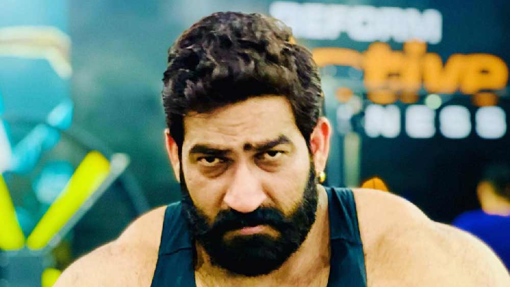 ববির এই ভিডিয়ো প্রকাশ্যে আসার পরই তাঁর বিরুদ্ধে পুলিশের কাছে অভিযোগ দায়ের করা হয়। তার পর থেকেই তিনি পলাতক।