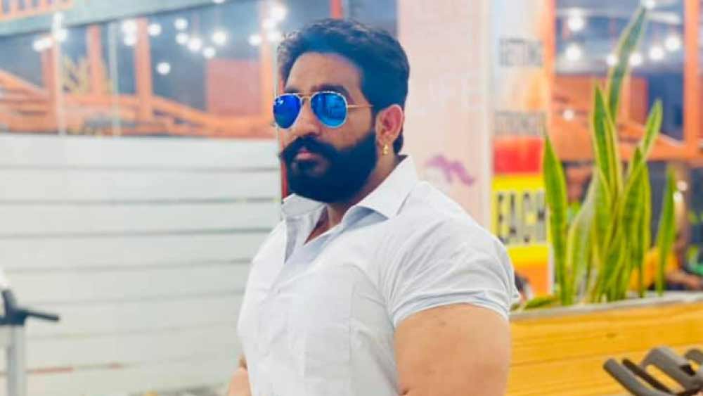 ফেব্রুয়ারি মাসে এই বিমান সংস্থা তাদের বিমানে চড়ার ক্ষেত্রে ববির উপর নিষেধাজ্ঞা জারি করে। যদিও ববির দাবি ছিল, তাঁর ধূমপানের ভিডিয়োটি দুবাইয়ে একটি ‘ডামি’ প্লেনে শ্যুট করা।